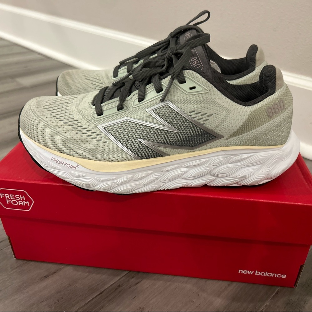 New Balance Womens Fresh Foam X 880v14 - Size 8 X-Wide, Natural mint/silver